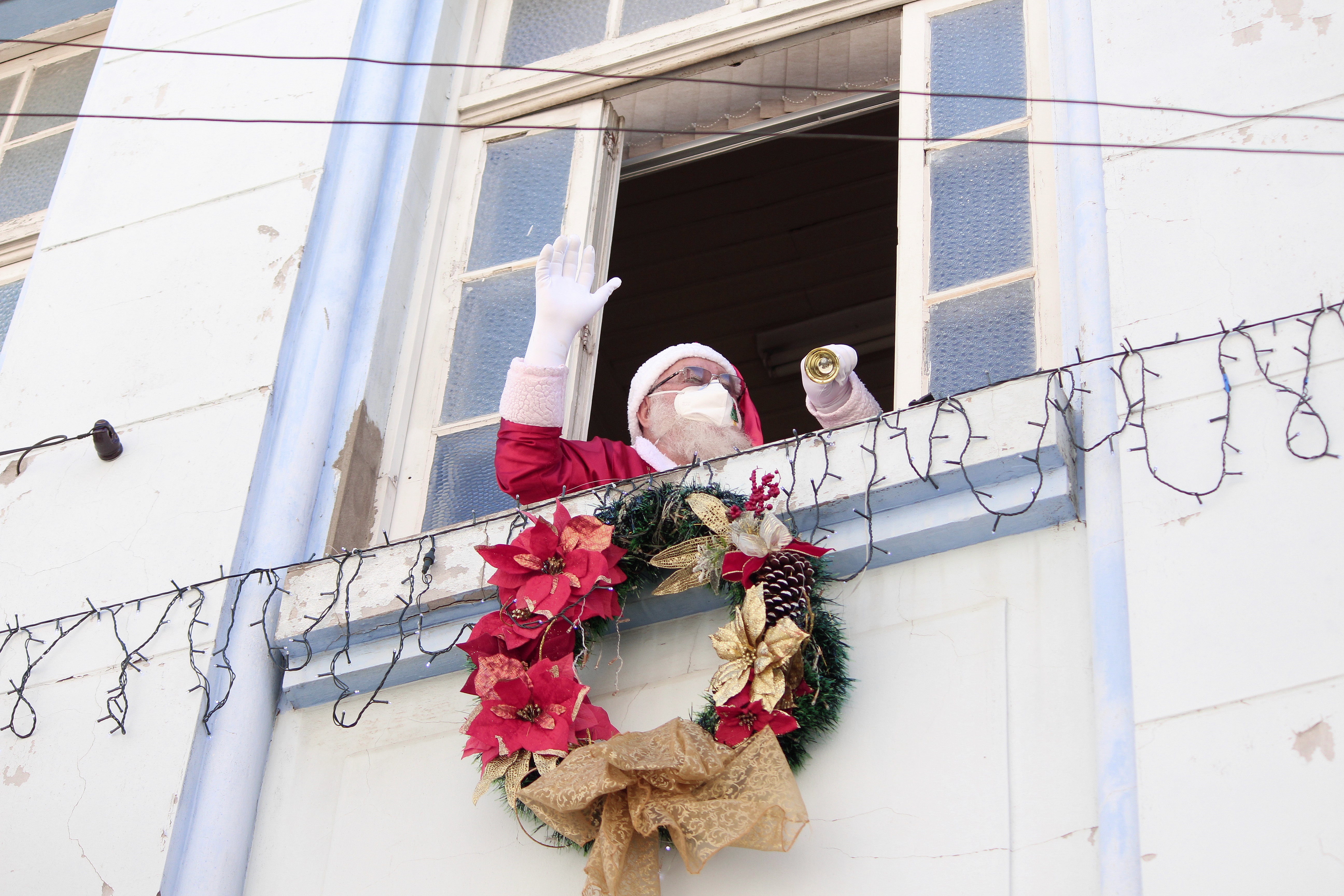 Natal Felicidade 2020: Emoções de janelas para janelas - profissionais da saúde receberam homenagens através de música