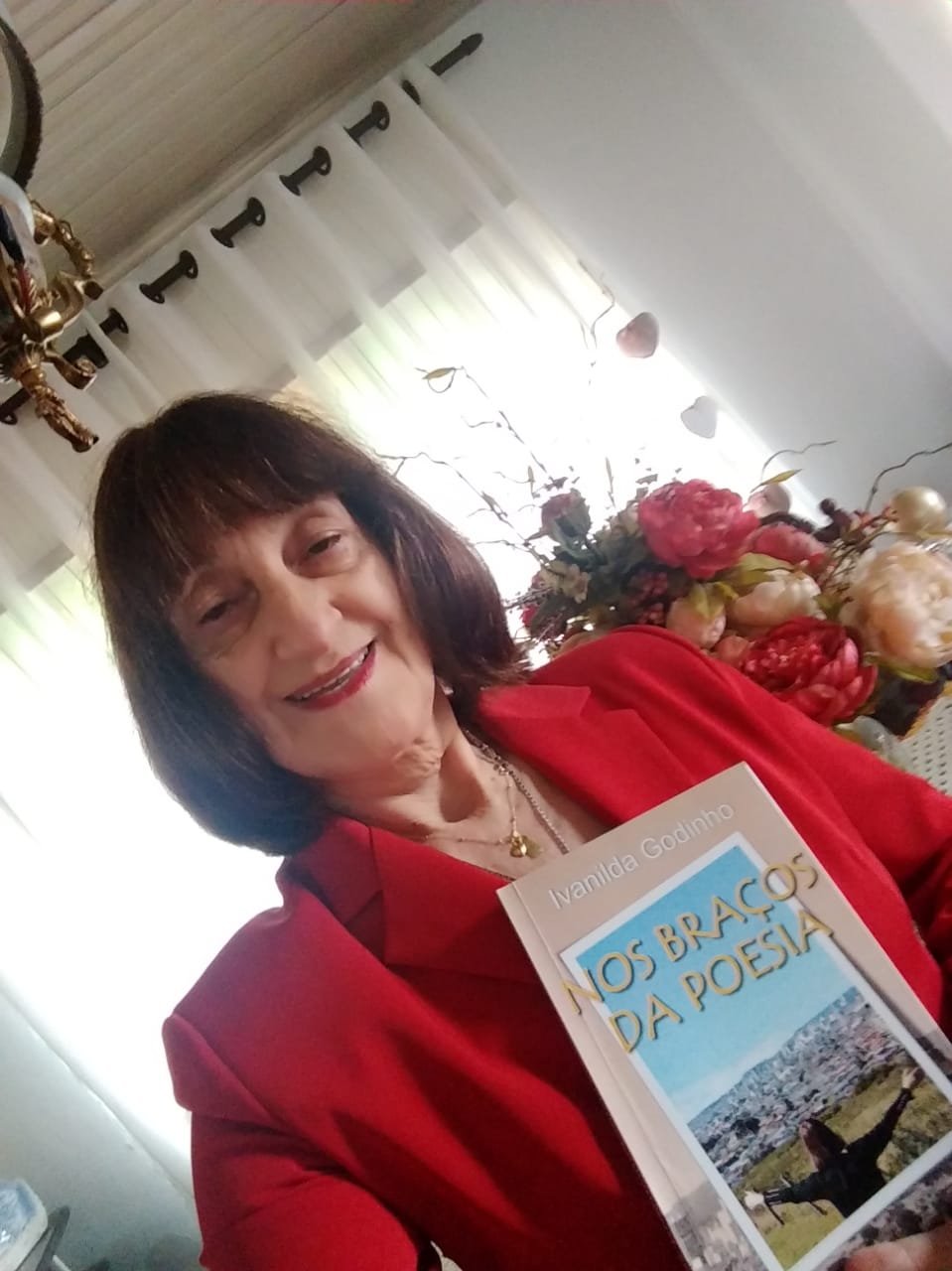 “Nos Braços da Poesia” apresenta mais de cem poemas de Ivanilda Godinho