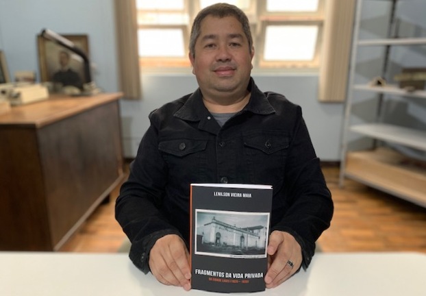 Professor lageano lança livro contando o desenvolvimento de Lages