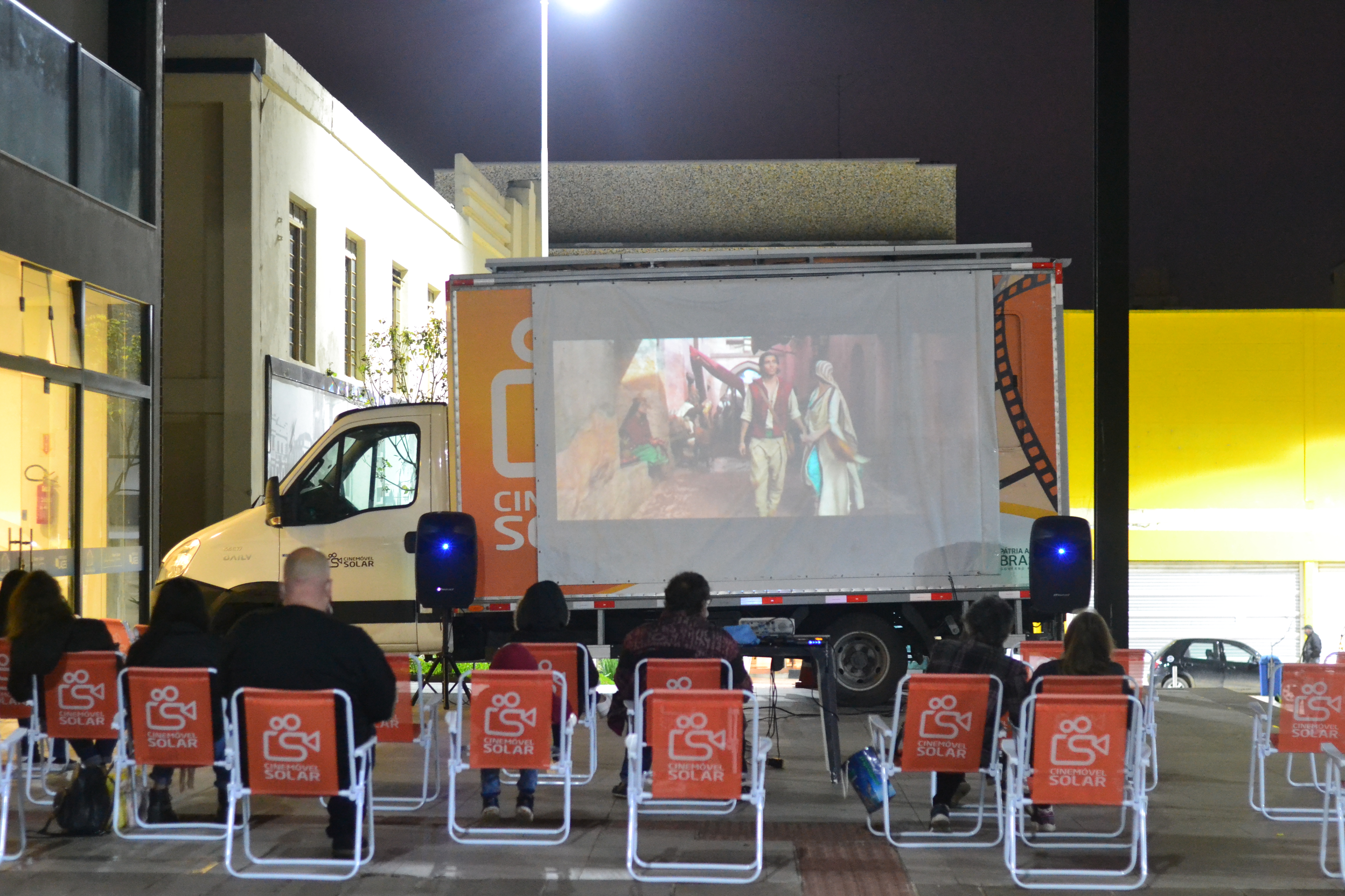 Cinema ao ar livre em Lages encanta o público