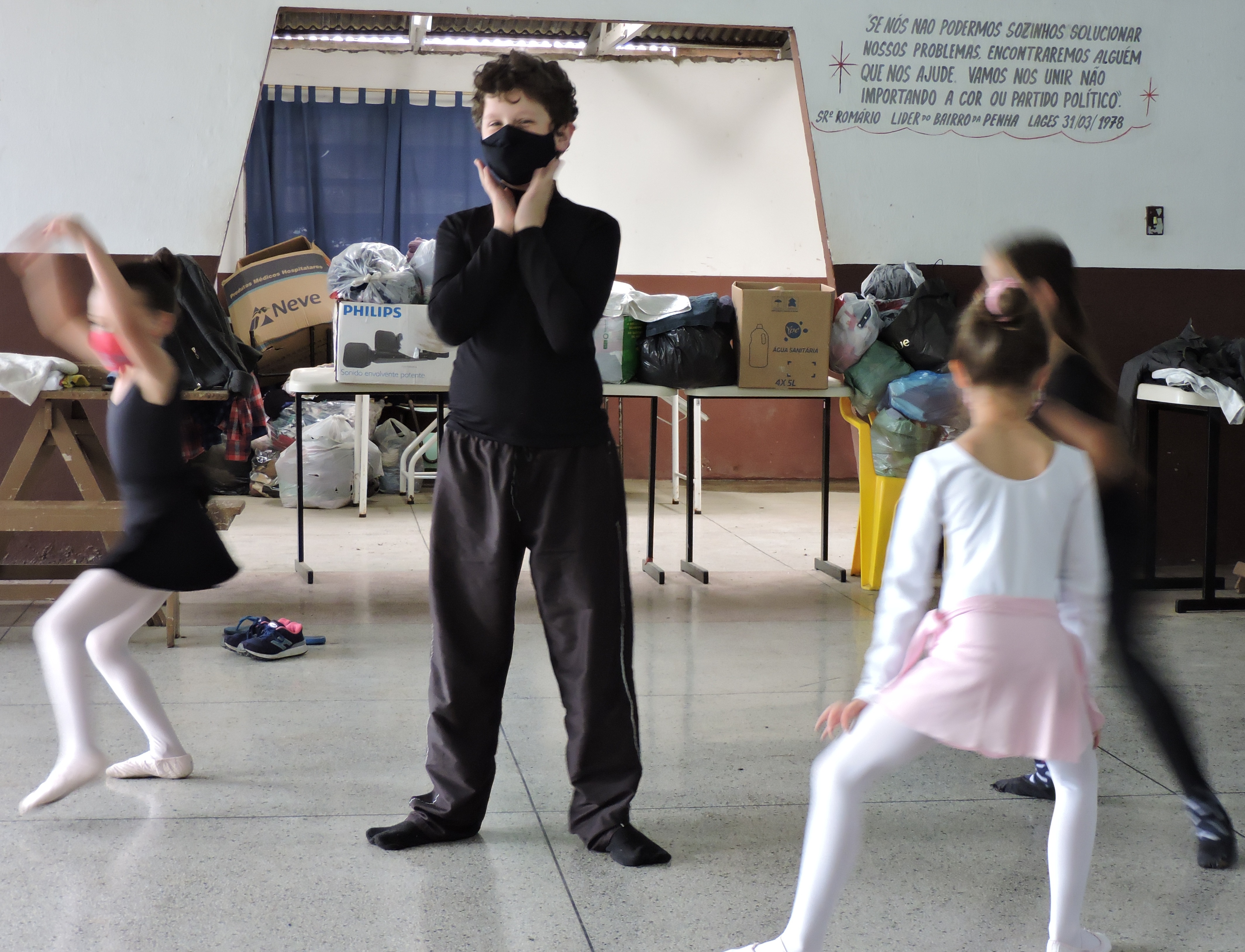Programa Lages Melhor: crianças fazem aulas de ballet no núcleo do Bairro da Penha