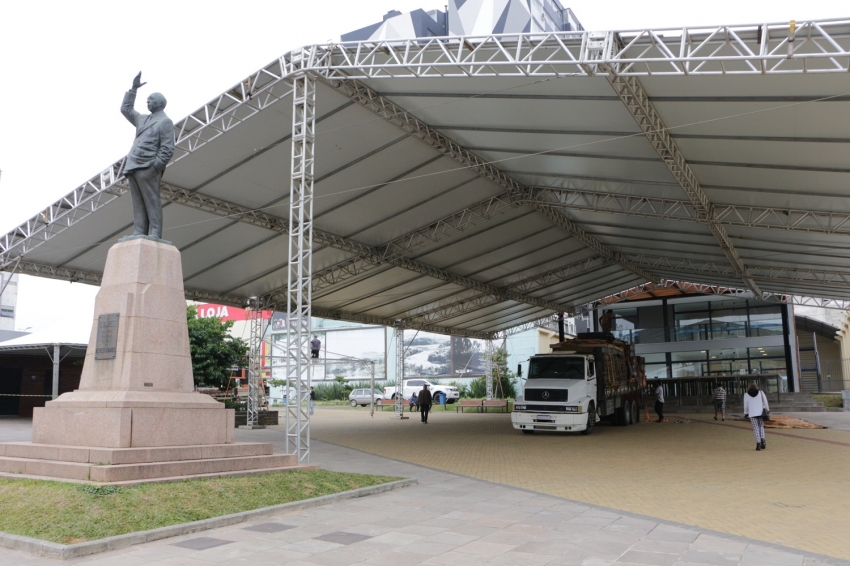 Recanto do Pinhão Aracy Paim ganha forma no calçadão da praça João Costa, em Lages