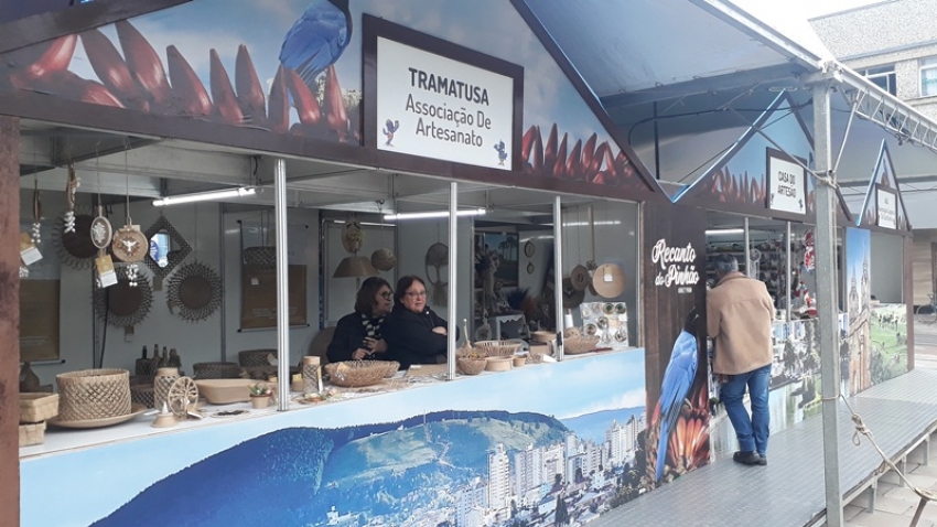 Recanto do Pinhão tem participação de associações de artesãos e escritores lageanos