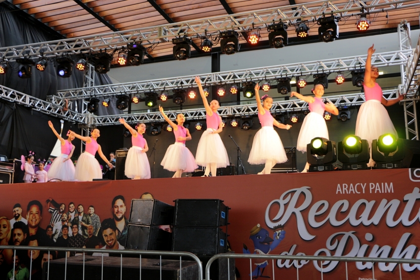 Apresentação de dança dos alunos da Escola de Artes Elionir Camargo Martins, da Prefeitura de Lages, encanta público do Recanto do Pinhão Aracy Paim