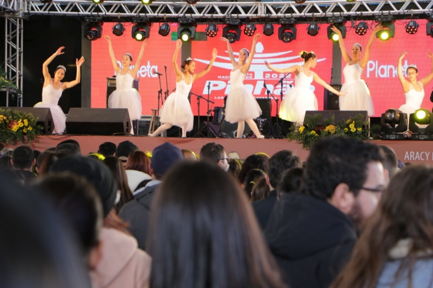 Clima festivo do Recanto do Pinhão atrai grande público neste sábado (11)