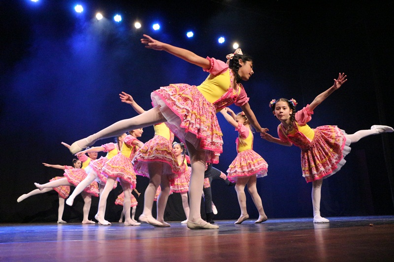 Lages reúne mais de 280 dançarinas e dançarinos em noite de comemoração no Teatro Marajoara