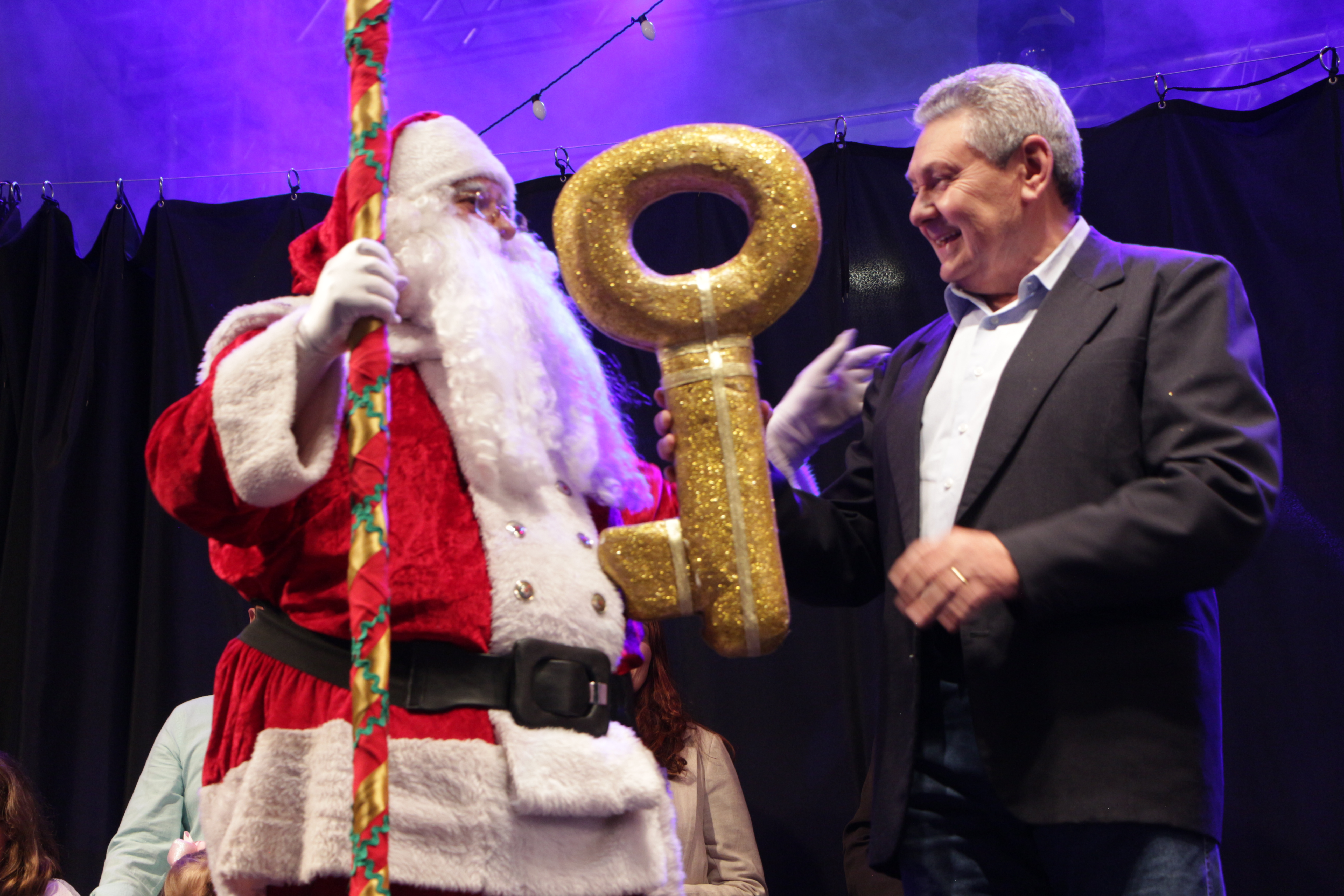 Natal Felicidade inicia oficialmente com a entrega da chave da cidade ao Papai Noel