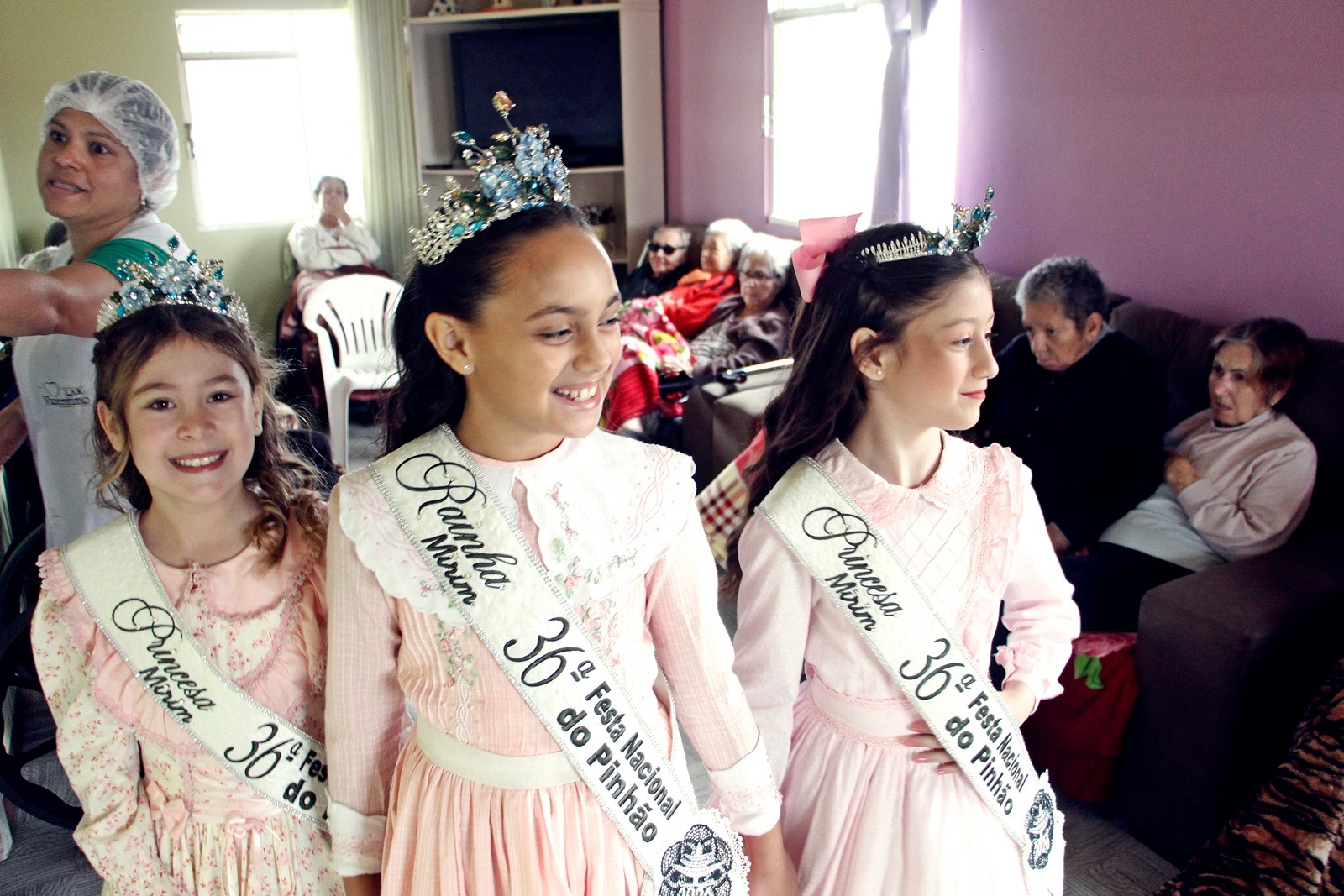 Realeza Mirim da 36ª Festa Nacional do Pinhão alegra os idosos do Lar Vicentino